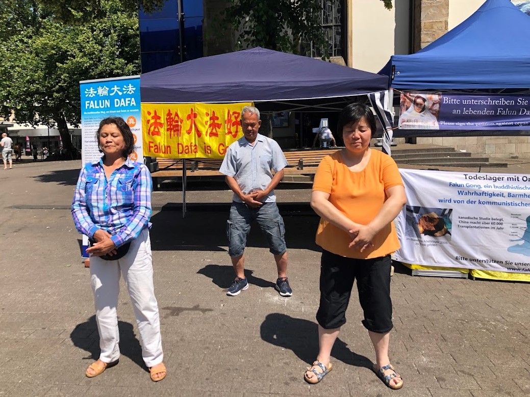 图3:法轮功学员在埃森(Essen)的真相点演示功法。