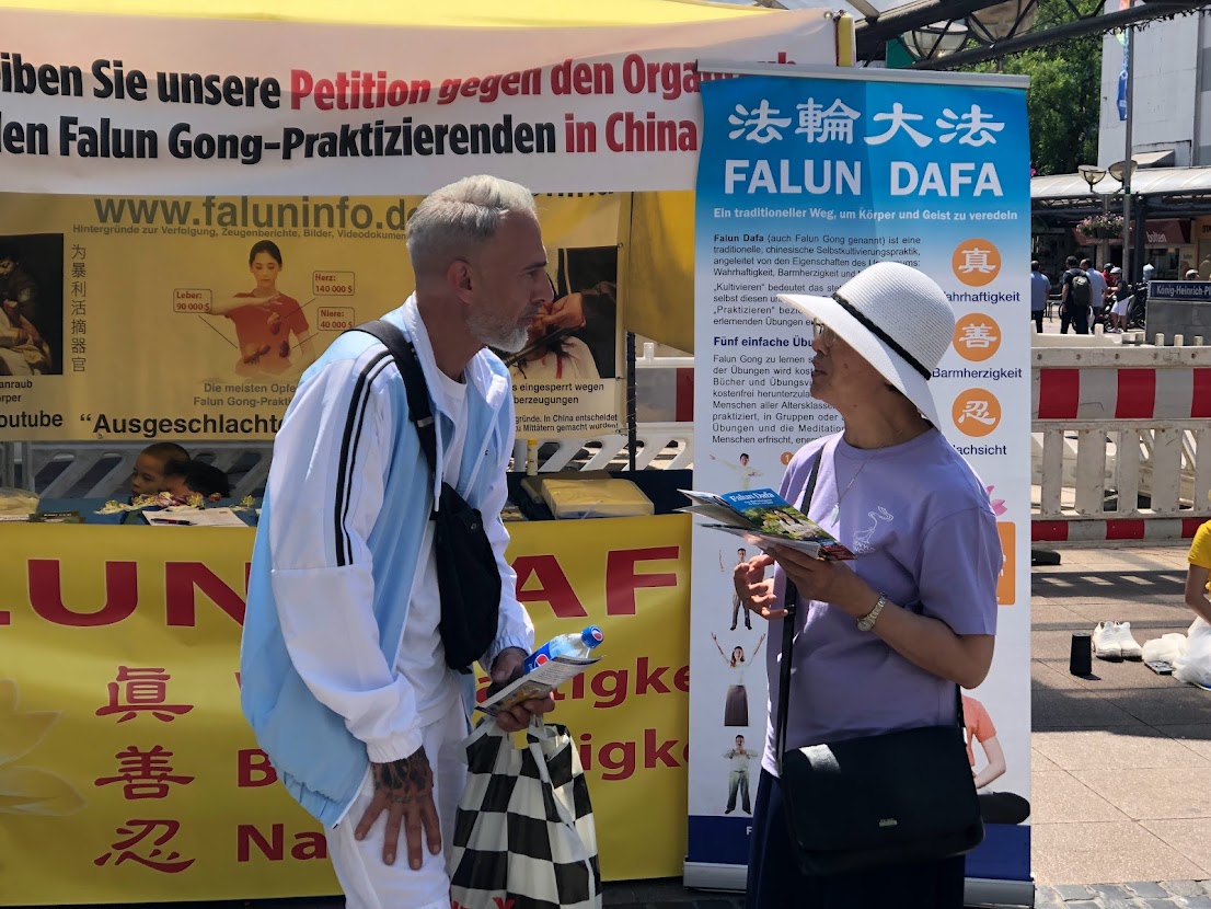 图5~6:民众在杜伊斯堡 (Duisburg)了解法轮功真相。