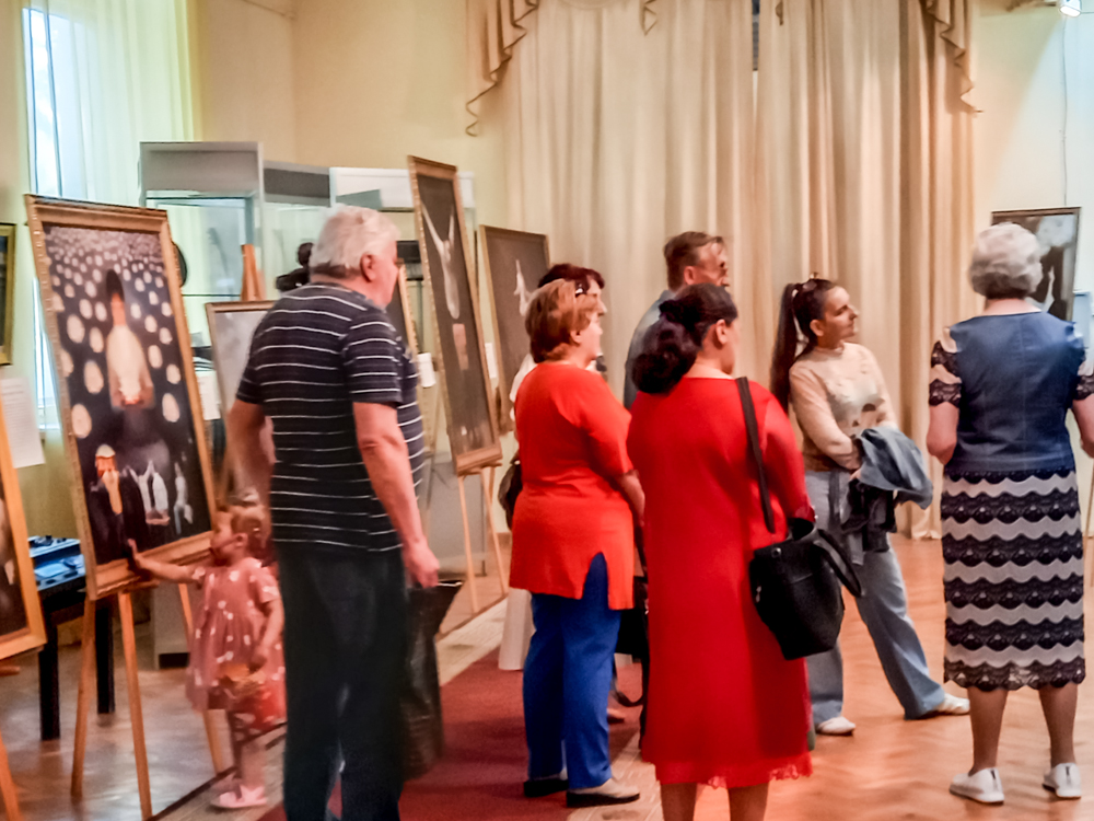 图2:讲解员在向参观者介绍艺术展。