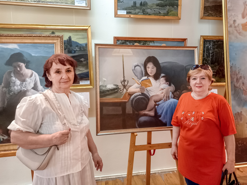 图4:娜塔莉亚和娜杰日达一起前来参观真善忍国际艺术展