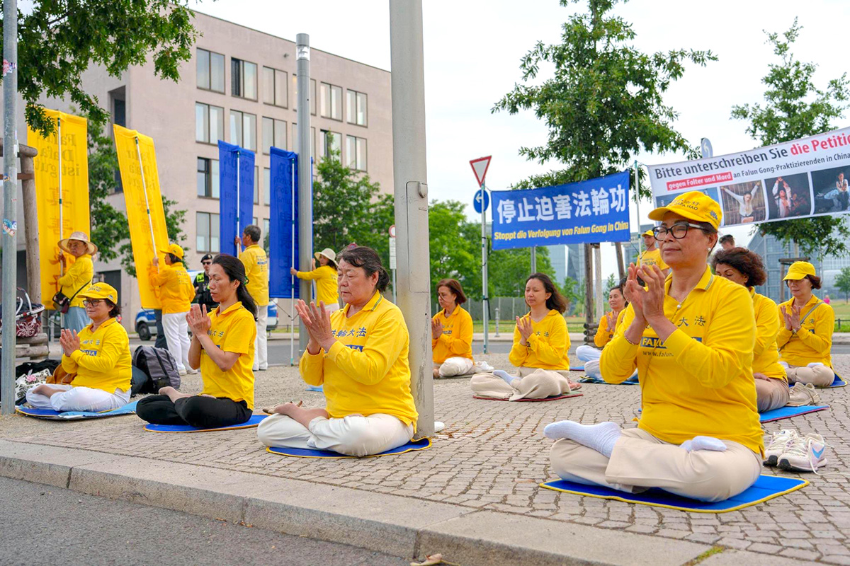 图1~2:二零二三年六月二十日上午,法轮功学员在柏林总理府对面进行和平抗争。