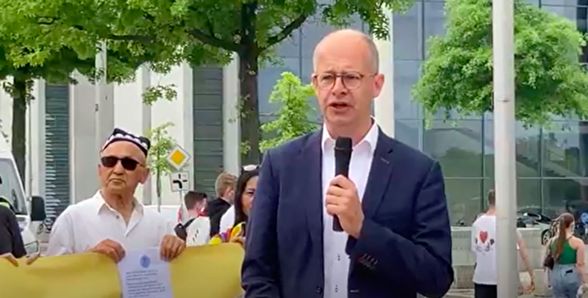 图6:德国基民盟籍(CDU)国会议员、人权政治家布兰德(Michael Brand)在总理府前发表演讲。