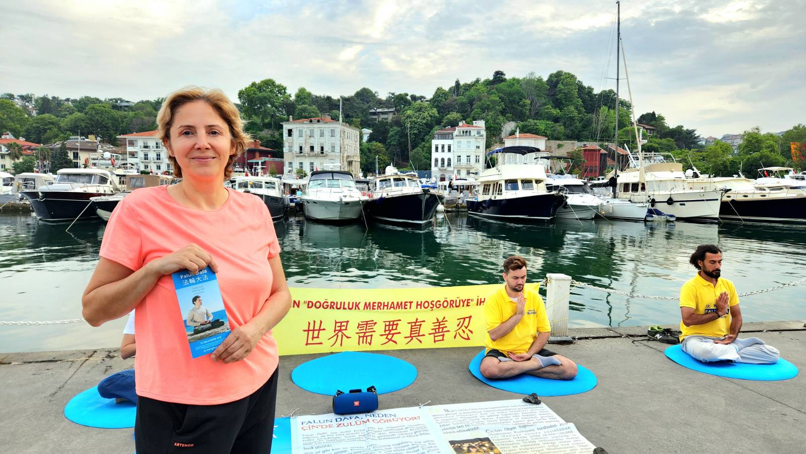 图2:雅思敏·图帕尔(Yasemin Topal) 女士从很远的地方来到海滩,与学员见面,并现场学习功法。