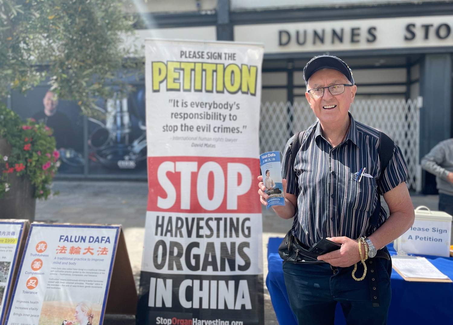 图8:澳大利亚游客巴里(Barry)说,“我希望中共会解体,对法轮功的迫害能停止。”