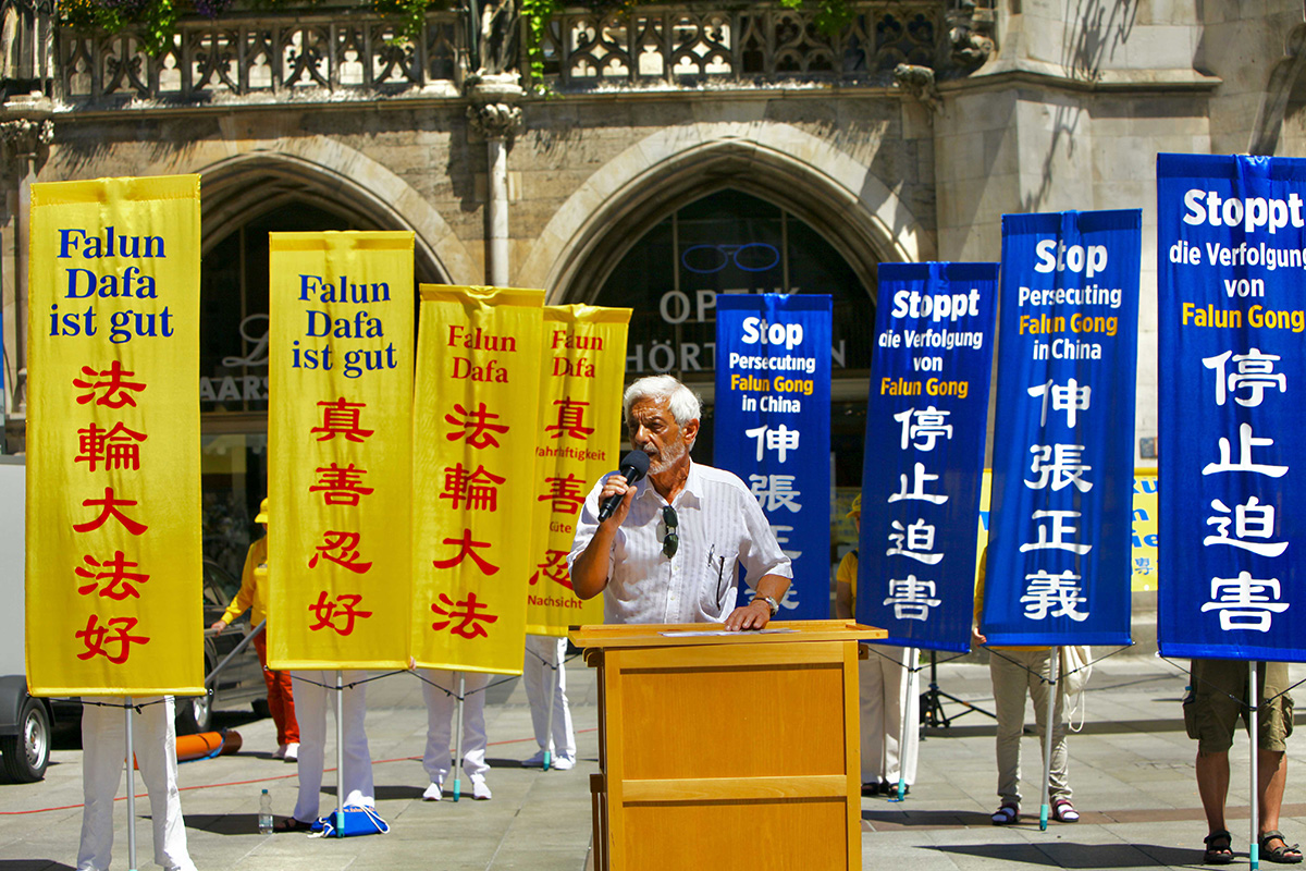 图3:德国国际人权协会中国事务负责人胡贝特・科珀(Hubert Körper)呼吁德国社会共同制止中共迫害法轮功。
