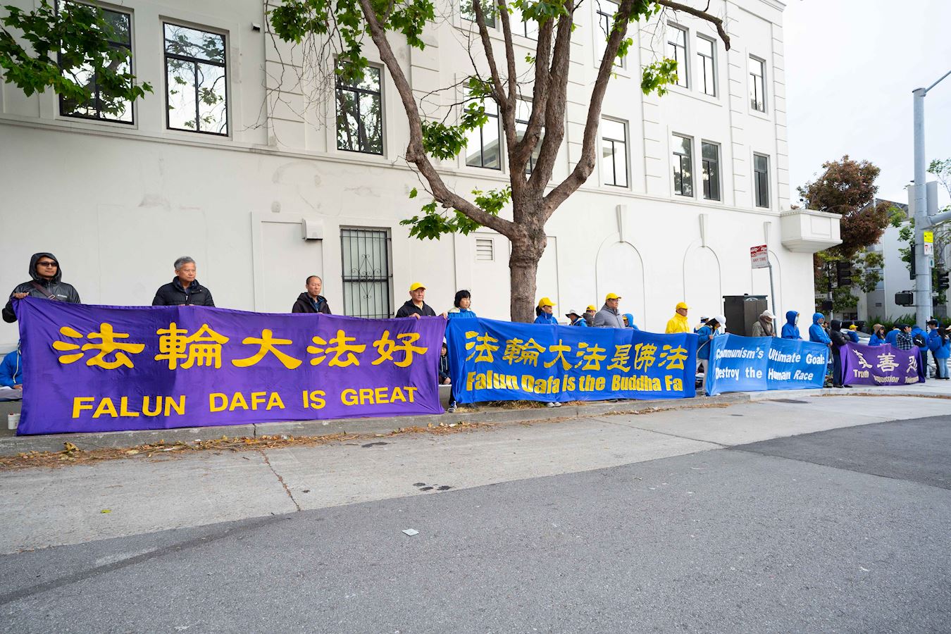 '图1~9:法轮功学员在旧金山中领馆前举行烛光夜悼活动'