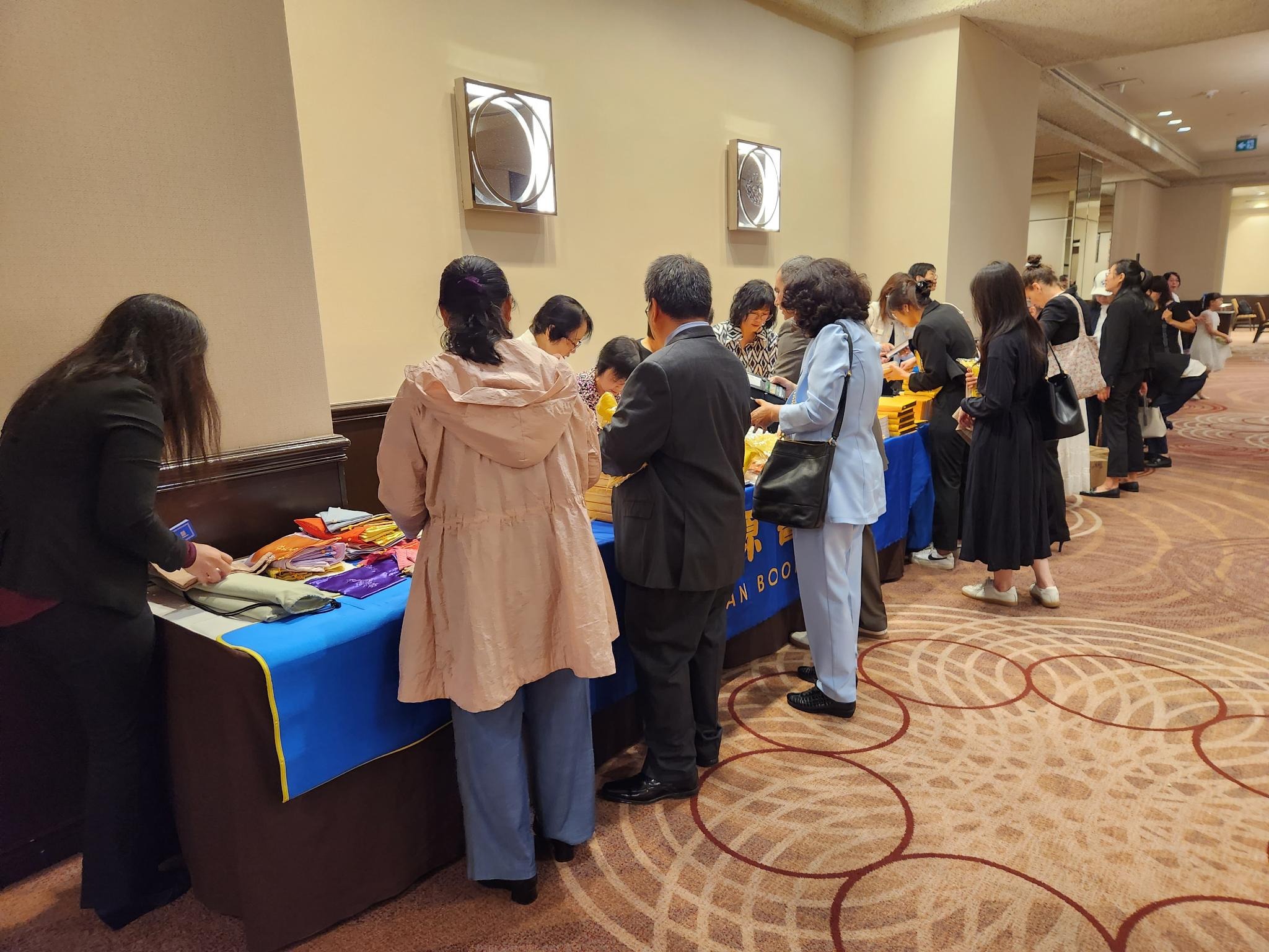图1:来自加拿大各地的法轮功学员在展位前购买大法书籍