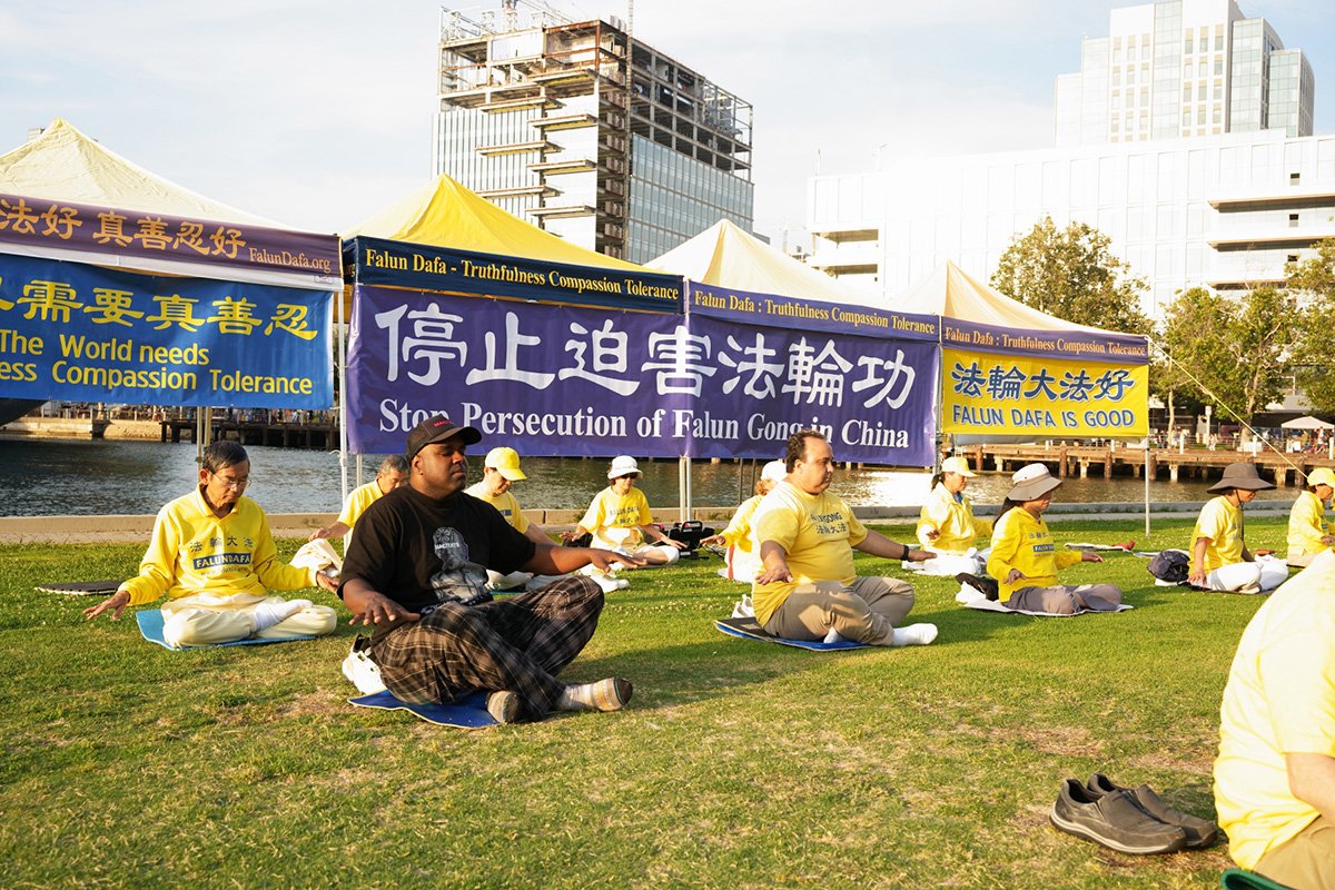 图7:在景点做生意的理查德·亚比亚明(穿黑色T-恤衫者)跟着炼第五套功法。
