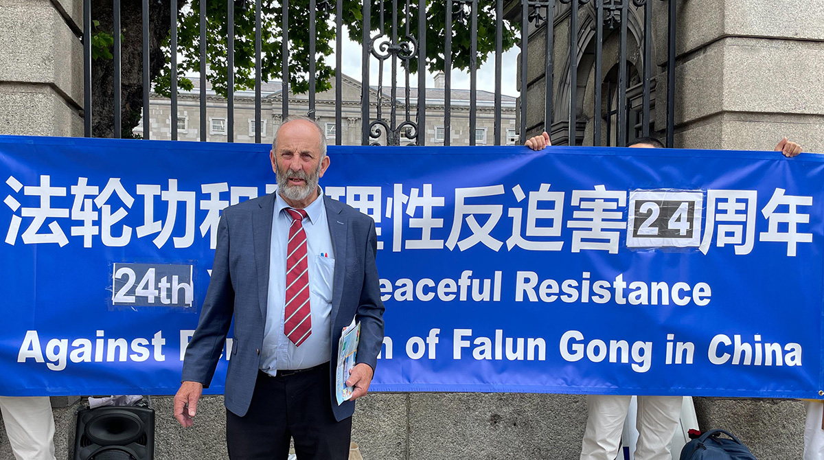 图2:众议员丹尼·黑利瑞(Danny Healy-Rae)声援法轮功学员反迫害。