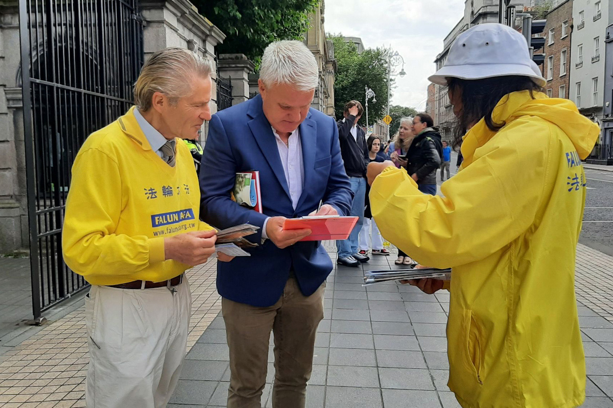 图3:众议员约翰尼·吉尔克(Deputy Johnny Guirke TD)签名支持法轮功学员反迫害。