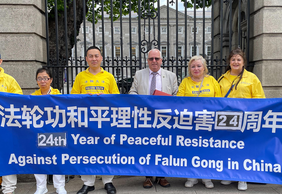 图4:众议员马蒂﹒麦格拉斯(Deputy Mattie Mc Grath TD)签名支持法轮功学员反迫害。