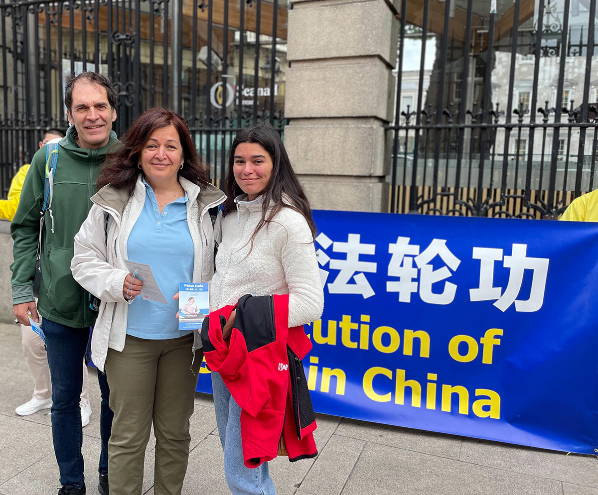 图11:法国游客劳伦特(Laurent)、玛丽(Marie)和女儿伊芙(Eve)一家人支持学员反迫害