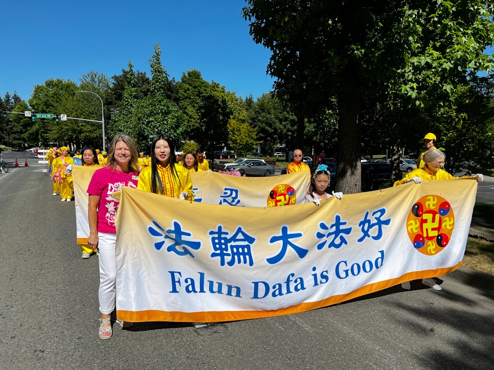图2:雷德蒙市长安吉拉·伯尼(前排左一)与法轮功学员合影。