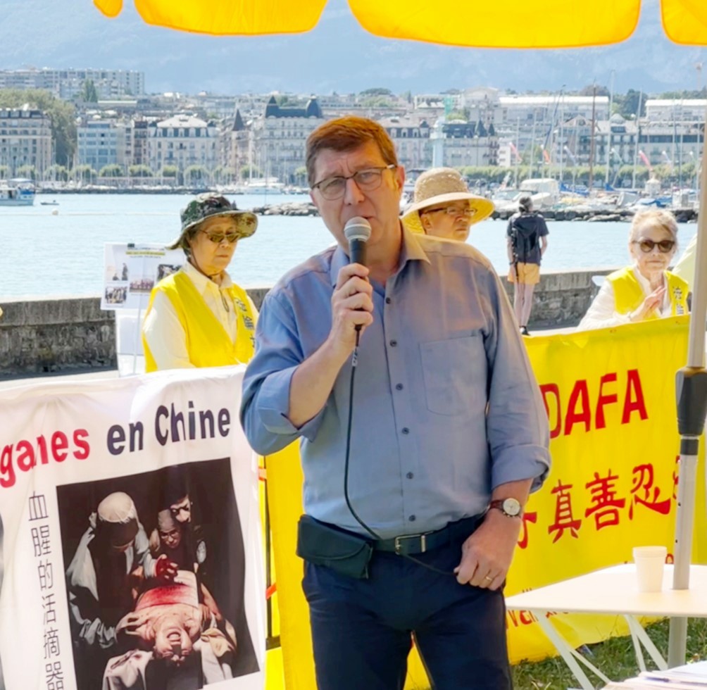 图2:日内瓦州前主席、瑞士联邦议会联邦院候选人毛罗·波贾(Mauro Poggia)到场发言支持法轮功。