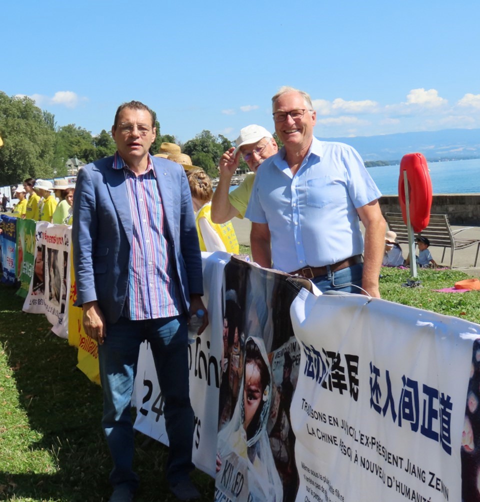 图4:日内瓦州大议会议员安德雷·普雷斐(André Pfeffer,右)前来集会现场声援。图为普雷斐与克里斯托·伊万诺夫(Christo Ivanov,左),二位议员合影。