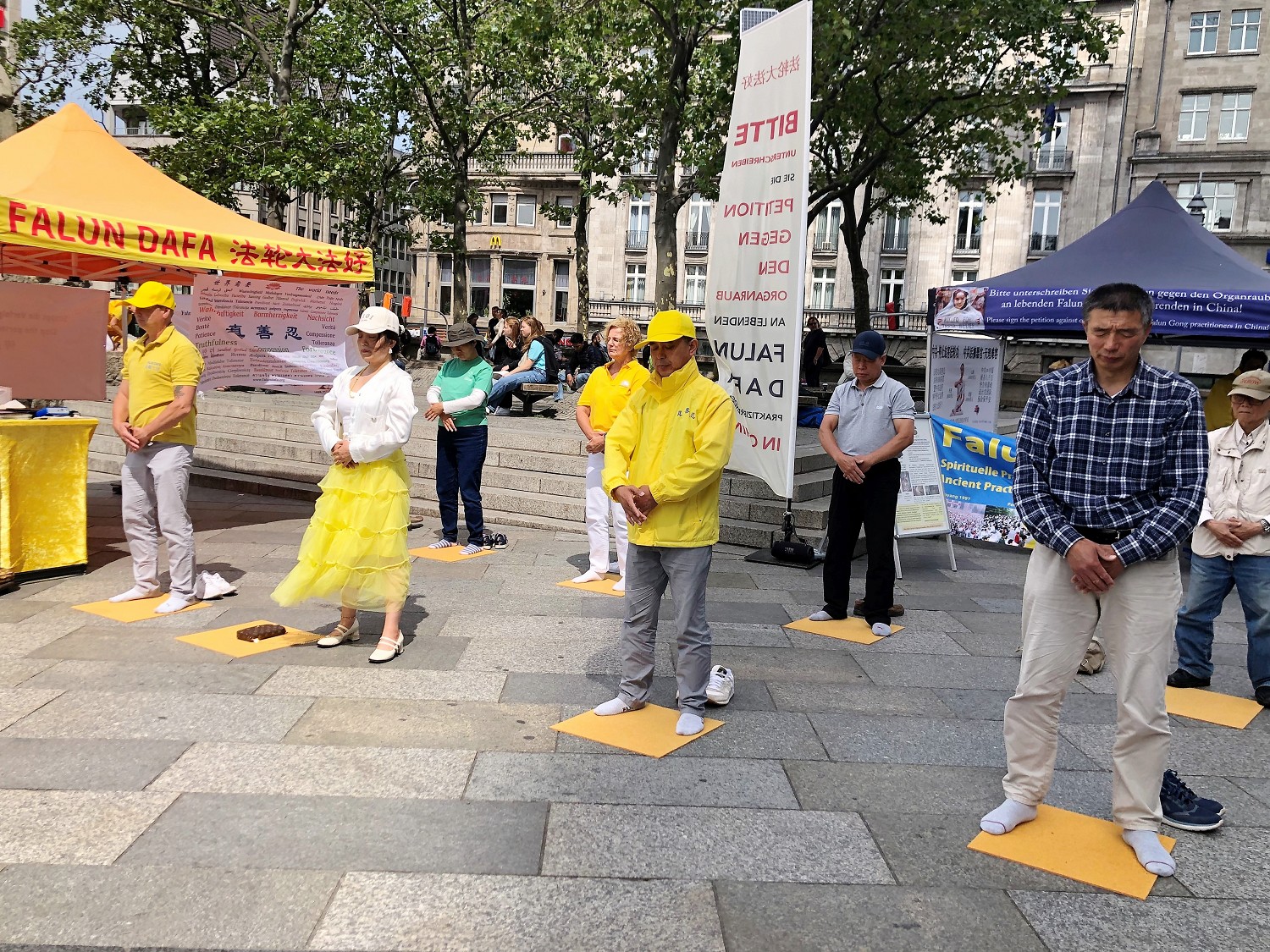 图1:二零二三年七月二十二日,学员在科隆大教堂前活动现场演示功法。