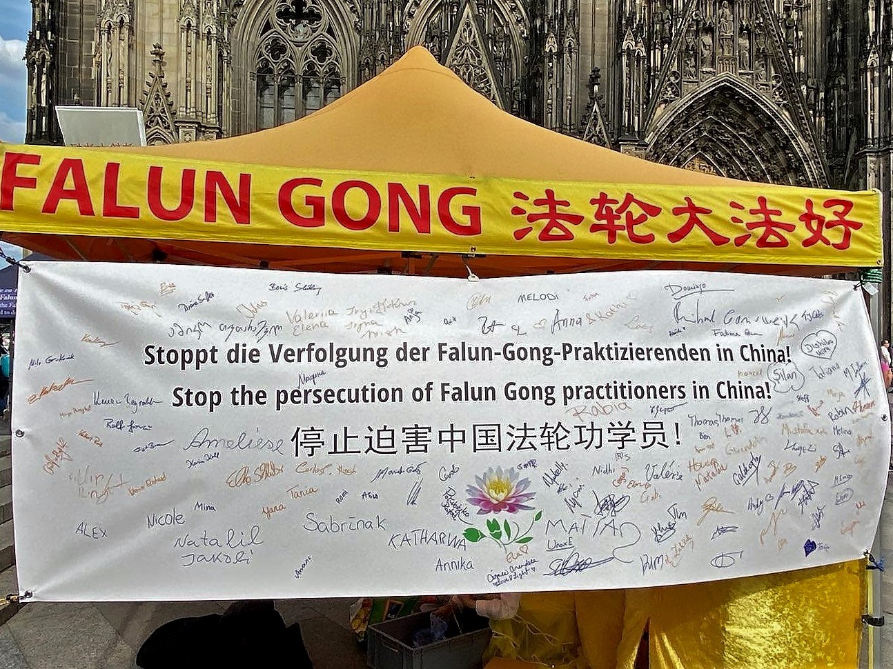 图5:活动结束时,横幅上布满了民众的签名。