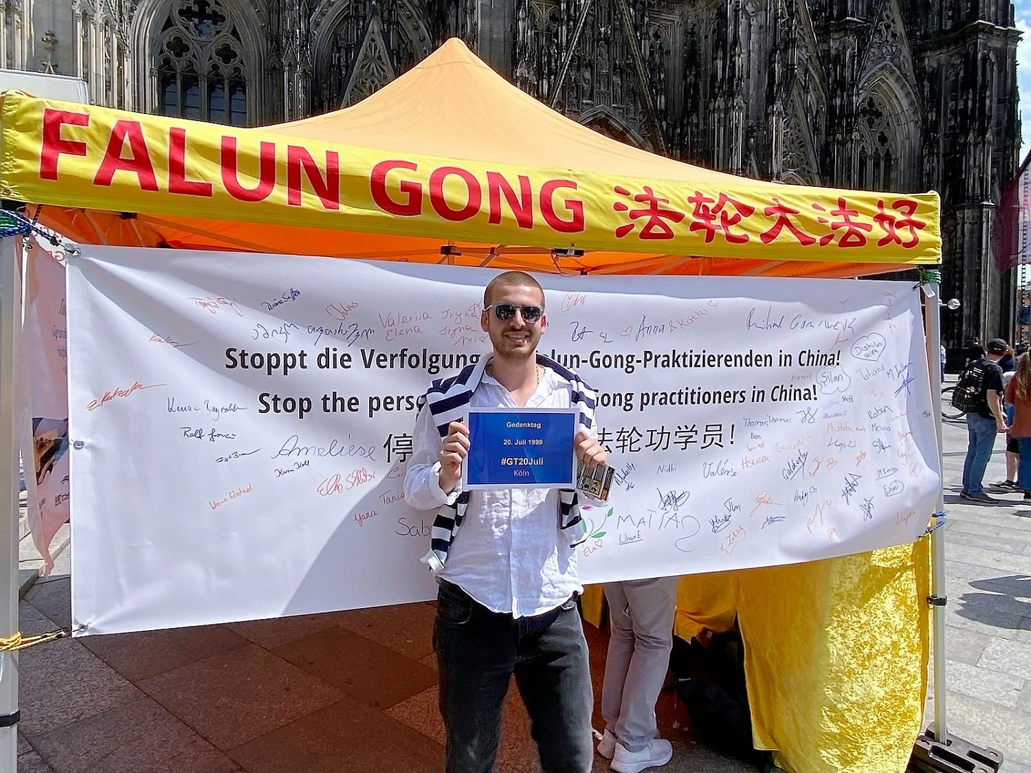 图10:来自格鲁吉亚(Georgien)的阿米兰(Amiran)支持制止中共迫害法轮功。