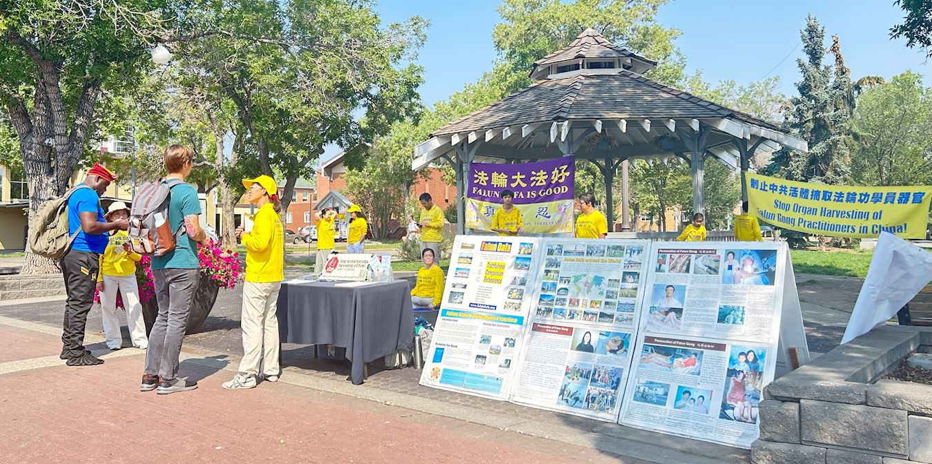 '图8~10:埃德蒙顿法轮功学员向路人介绍法轮功并讲真相'