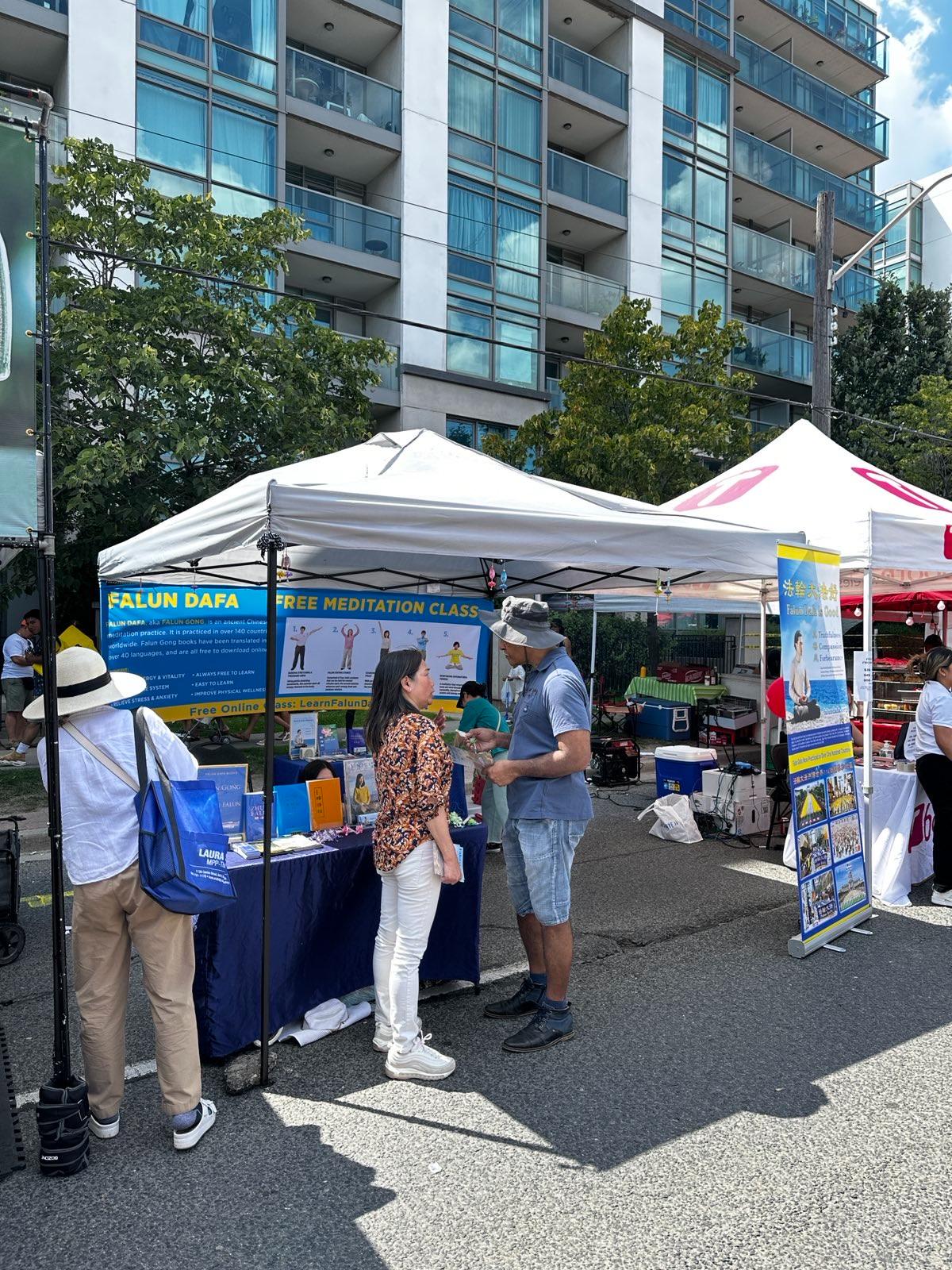 图2~5:民众来大法展位了解法轮大法