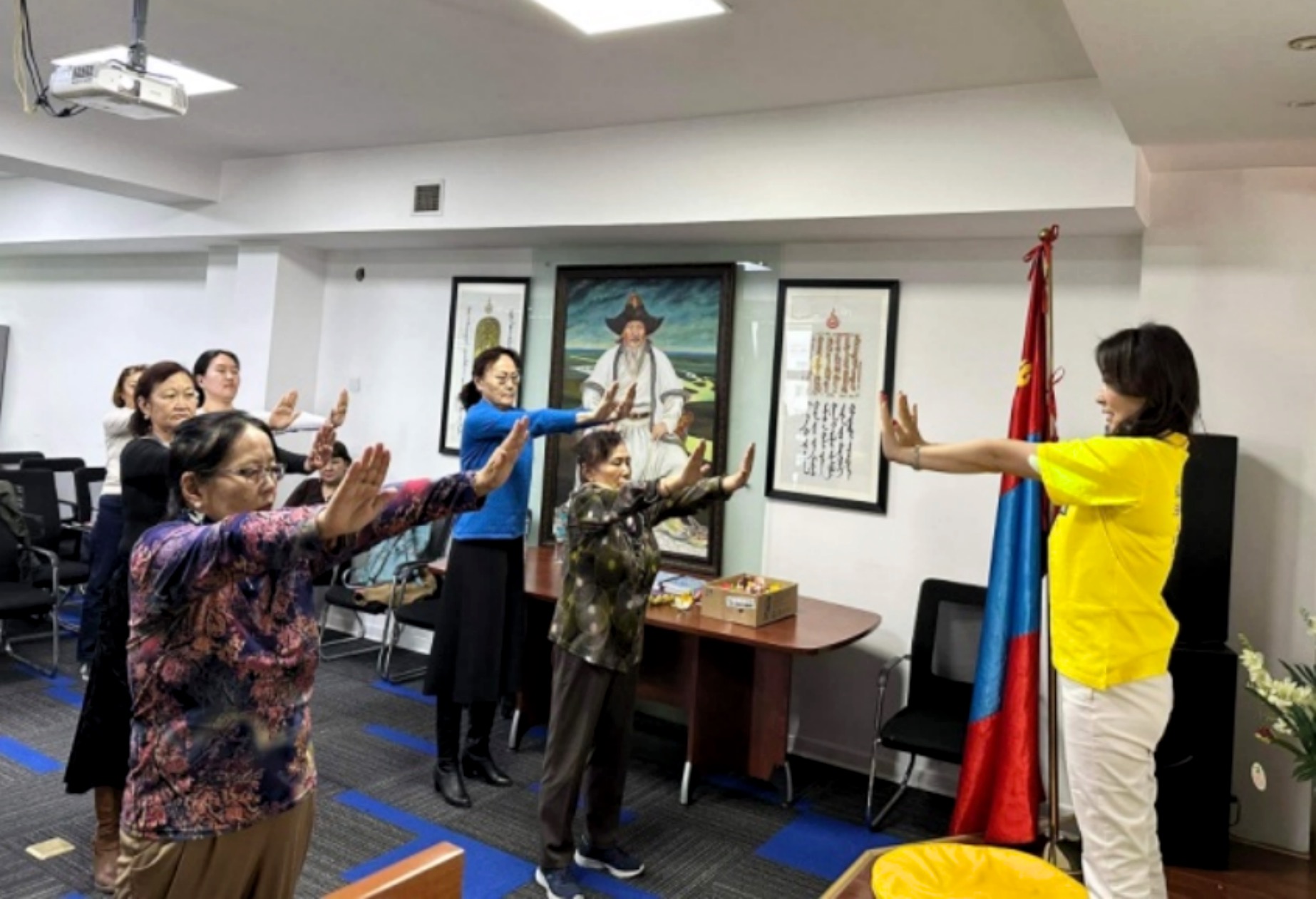 图1:法轮功学员在乌兰巴托双子塔会议中心介绍法轮大法,有缘人学炼法轮功。
