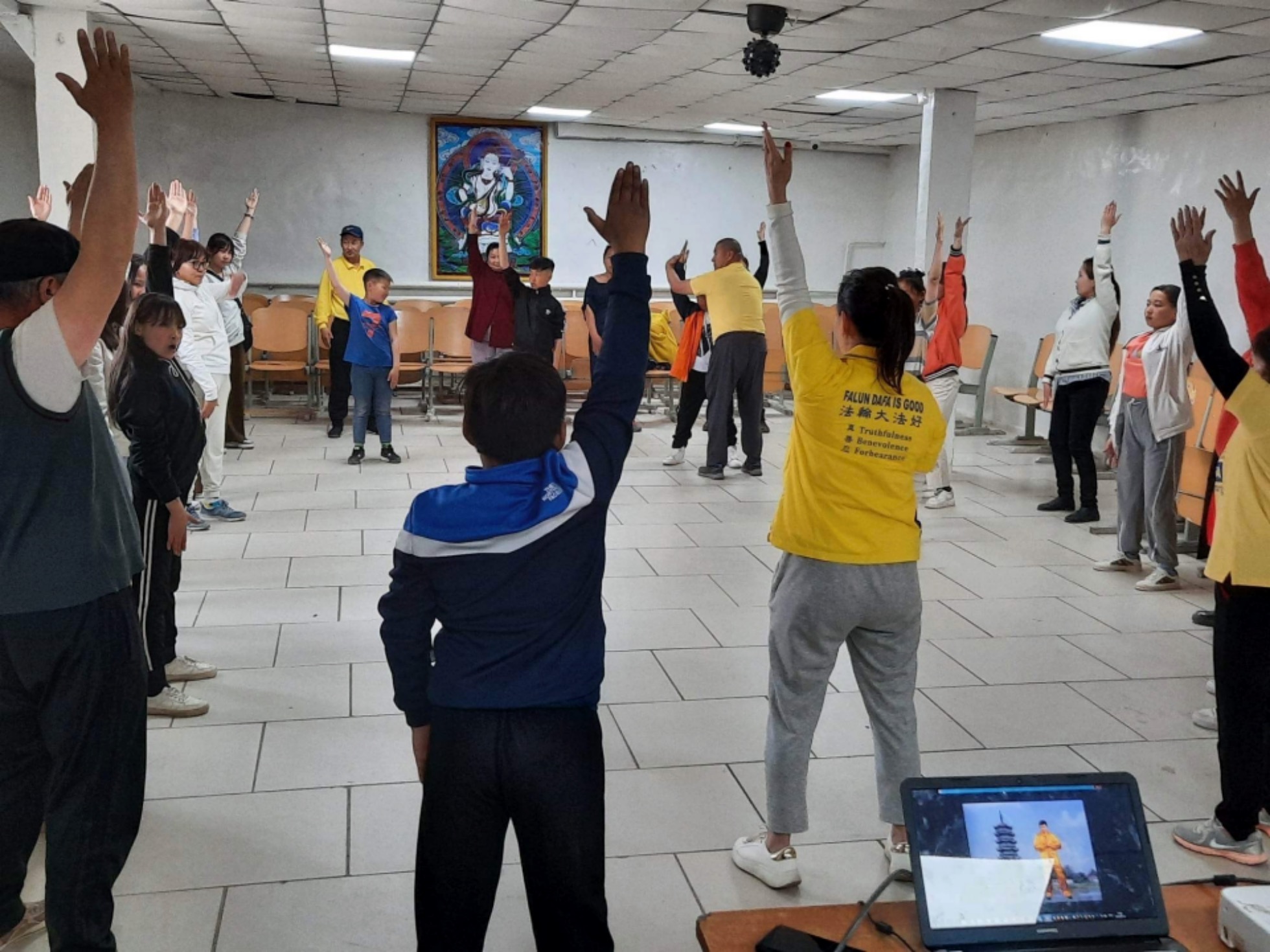 图3:法轮功学员在额尔登特市设立展位传播法轮功的真相。人们冒雨来了解大法真相。