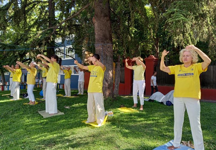 '图2:学员们集体炼功'