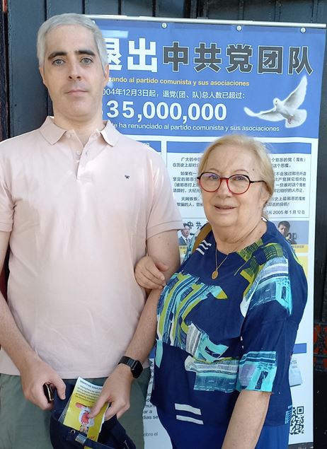 '图5:卡尔门女士和鲍尔哈先生赞赏法轮功学员的和平情愿。'