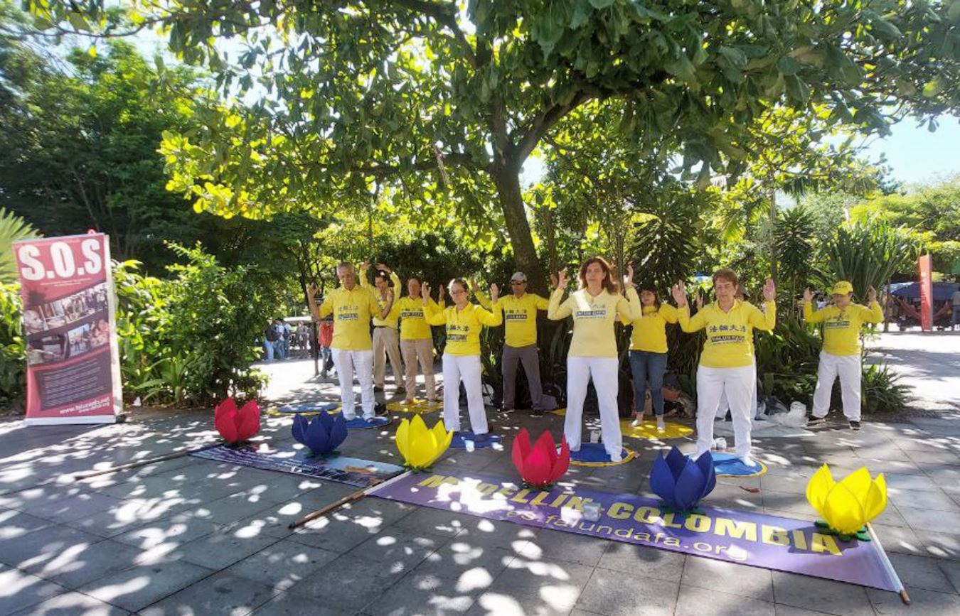 '图1:二零二三年七月二十日,哥伦比亚法轮功学员在麦德林(Medellin)的探索公园内集体炼功,纪念反迫害二十四周年。'