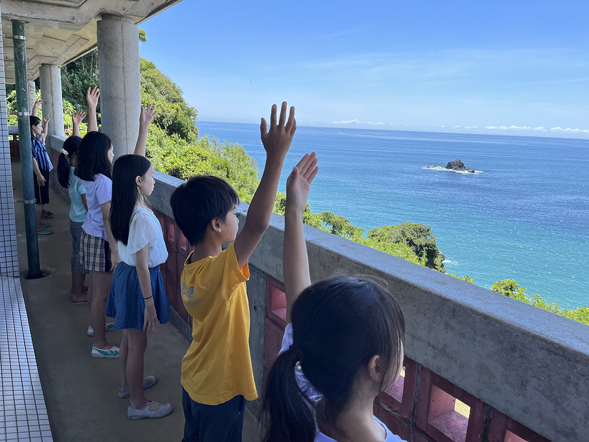 图1~3:大法小弟子们的炼功集锦。