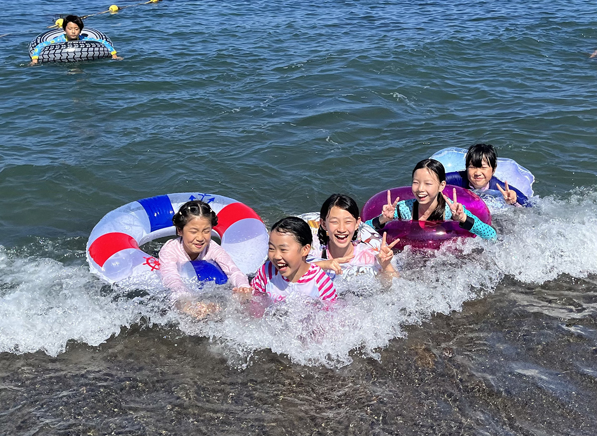 图5:海边戏水