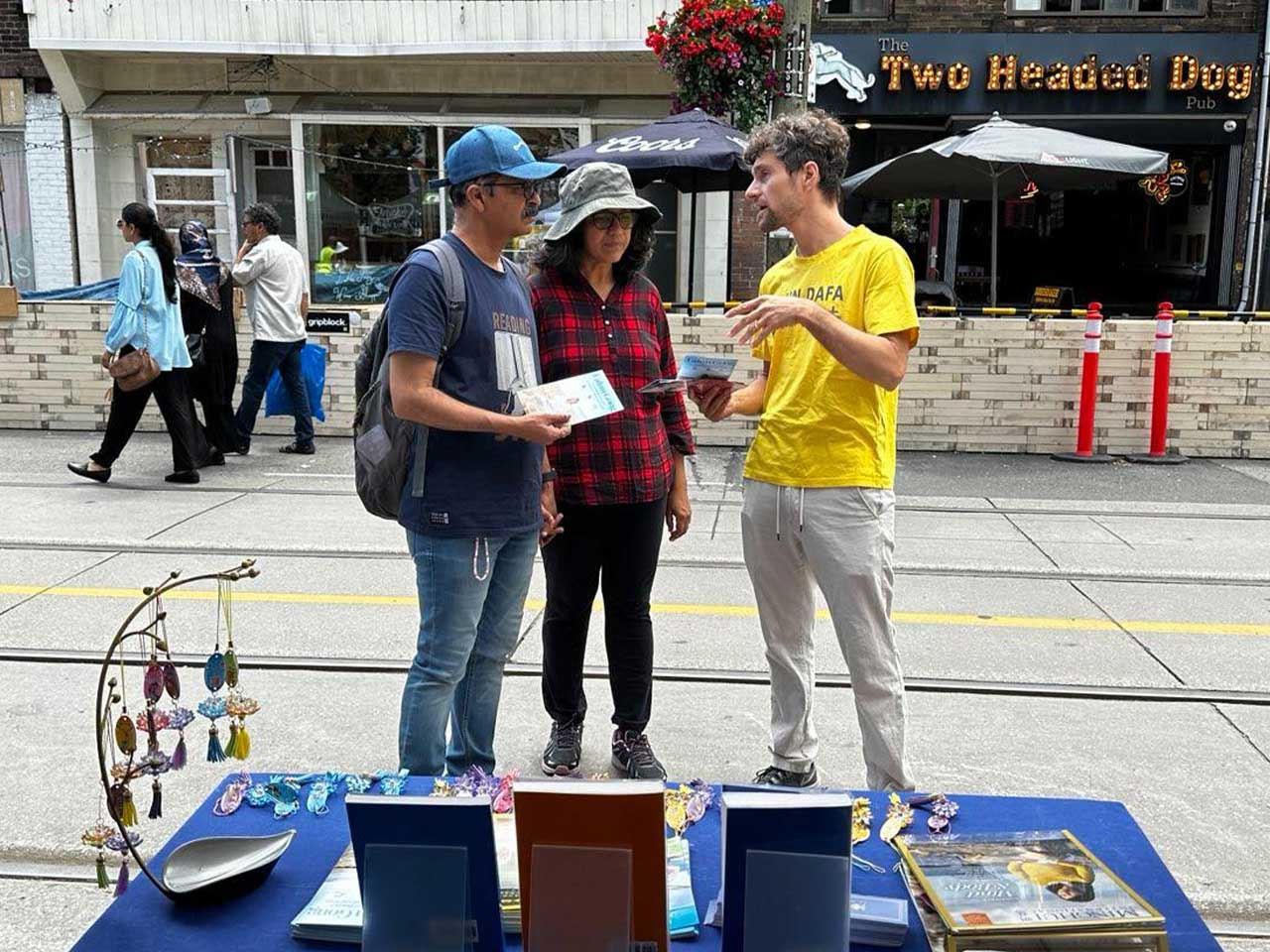 '图2~4:人们来法轮大法展位了解功法'