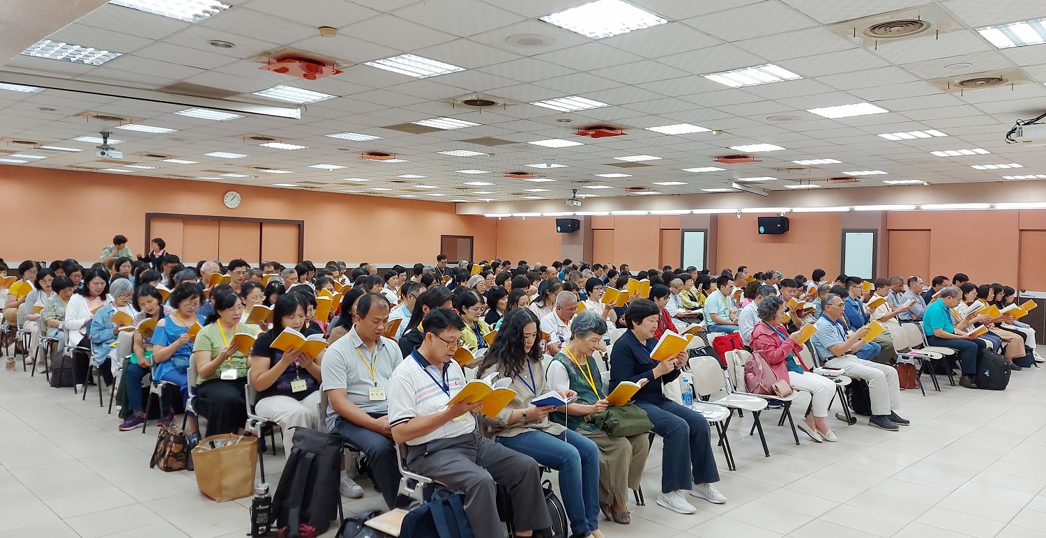图3:参与交流会的学员一起学法。