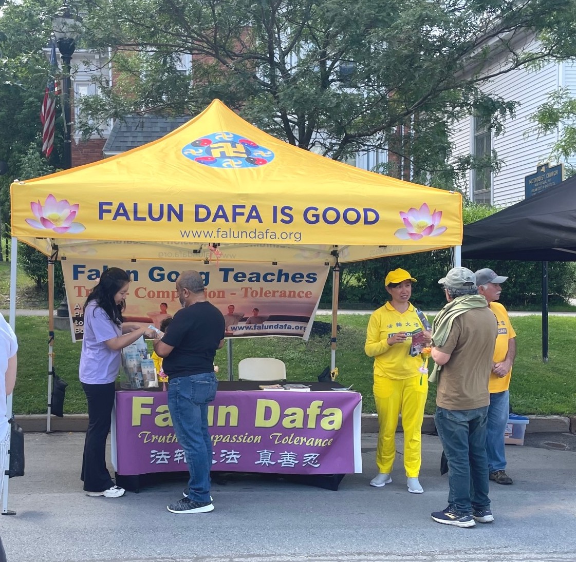 图1~3:二零零三年八月十三日,学员参加了邻县沙利文县商会举办的蒙特赛罗百吉饼节,很多民众驻足法轮功的展位