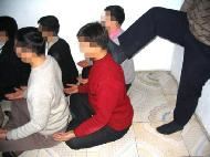 '演示图2:坐板遭脚踹'