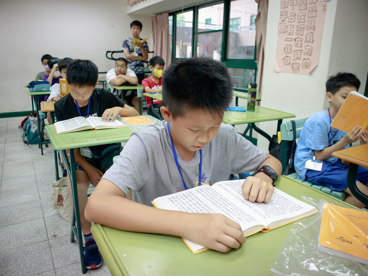 图3:在明慧夏令营中,小朋友一起学大法书。
