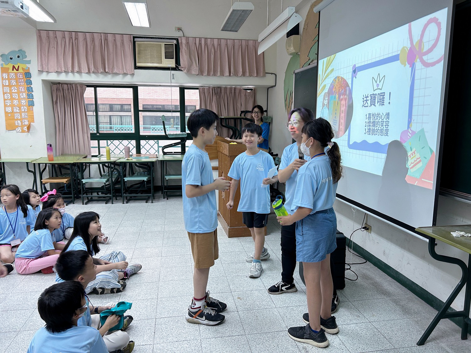 图4~7;明慧夏令营的活动设计丰富活泼,有愿望树、团体游戏、欢乐唱跳、闯关、抢答的活动。孩子们在快乐中学习成长。