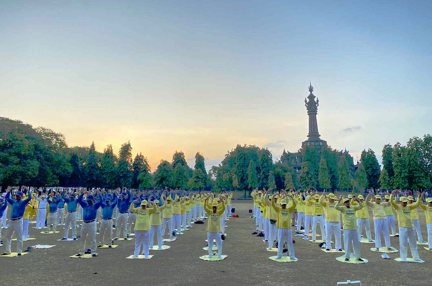 图1:二零二三年八月十三日,部份法轮功学员在巴利岛最大城市登巴萨(Denpasar)的雷农广场,集体炼功的形式开启当天的活动。