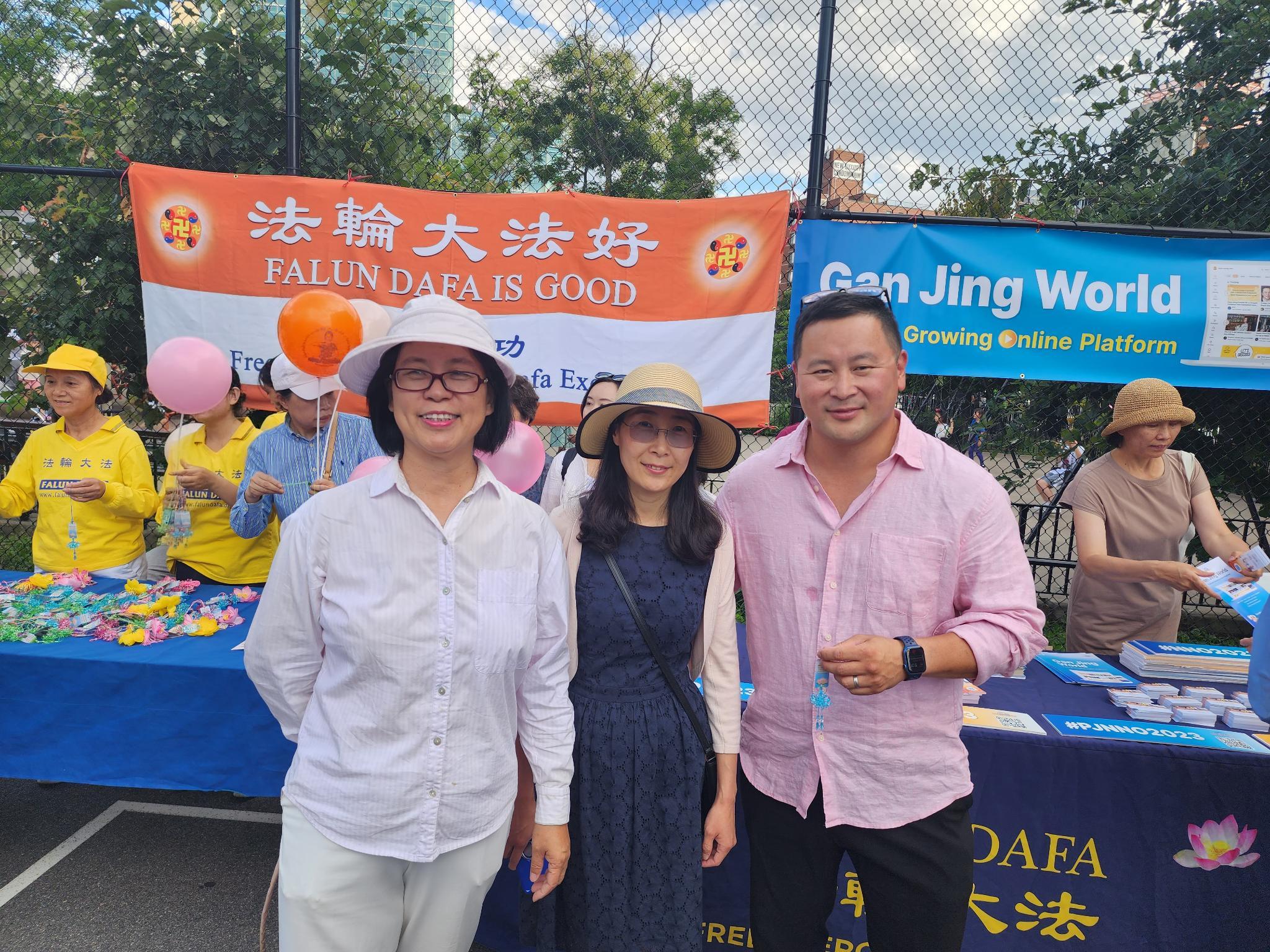 图5:纽约州第40选区韩裔州众议员金兑锡(右一)和法轮功学员合影