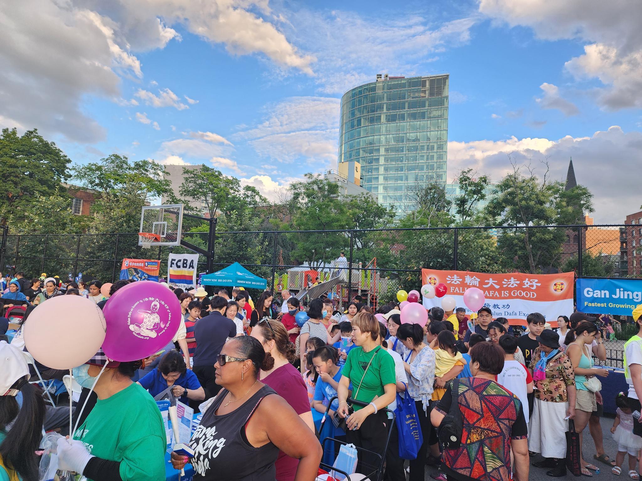 图6:活动的现场,可以看到很多“法轮大法好”的气球被人们高高举起。