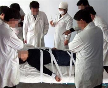 '酷刑演示:打毒针(注射不明药物)'