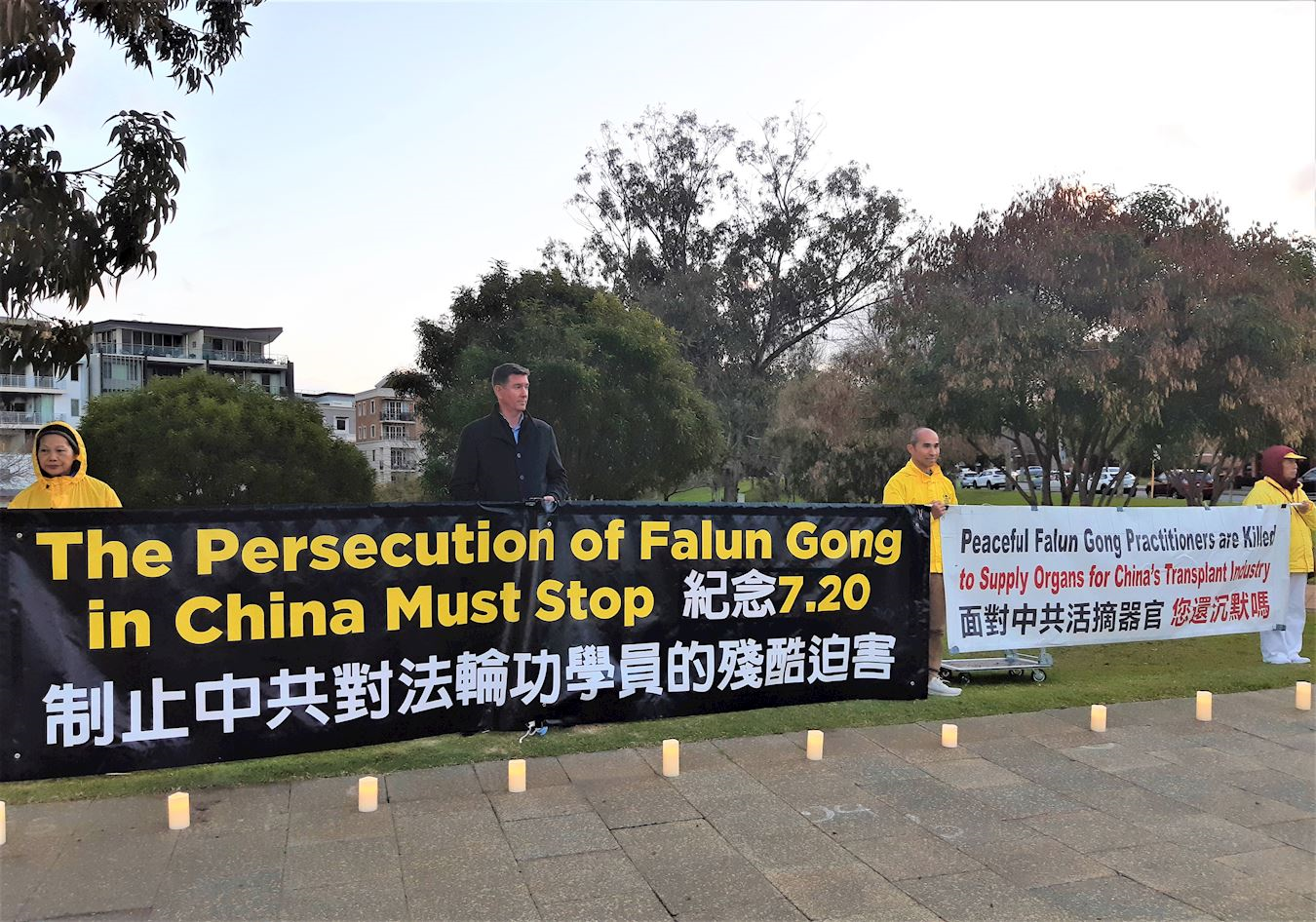 '图3:二零二三年七月十九日西澳法轮功学员在中领馆附近举行了烛光夜悼,悼念二十四年间被中共迫害致死的法轮功学员。左二为马克·哈奇森。'