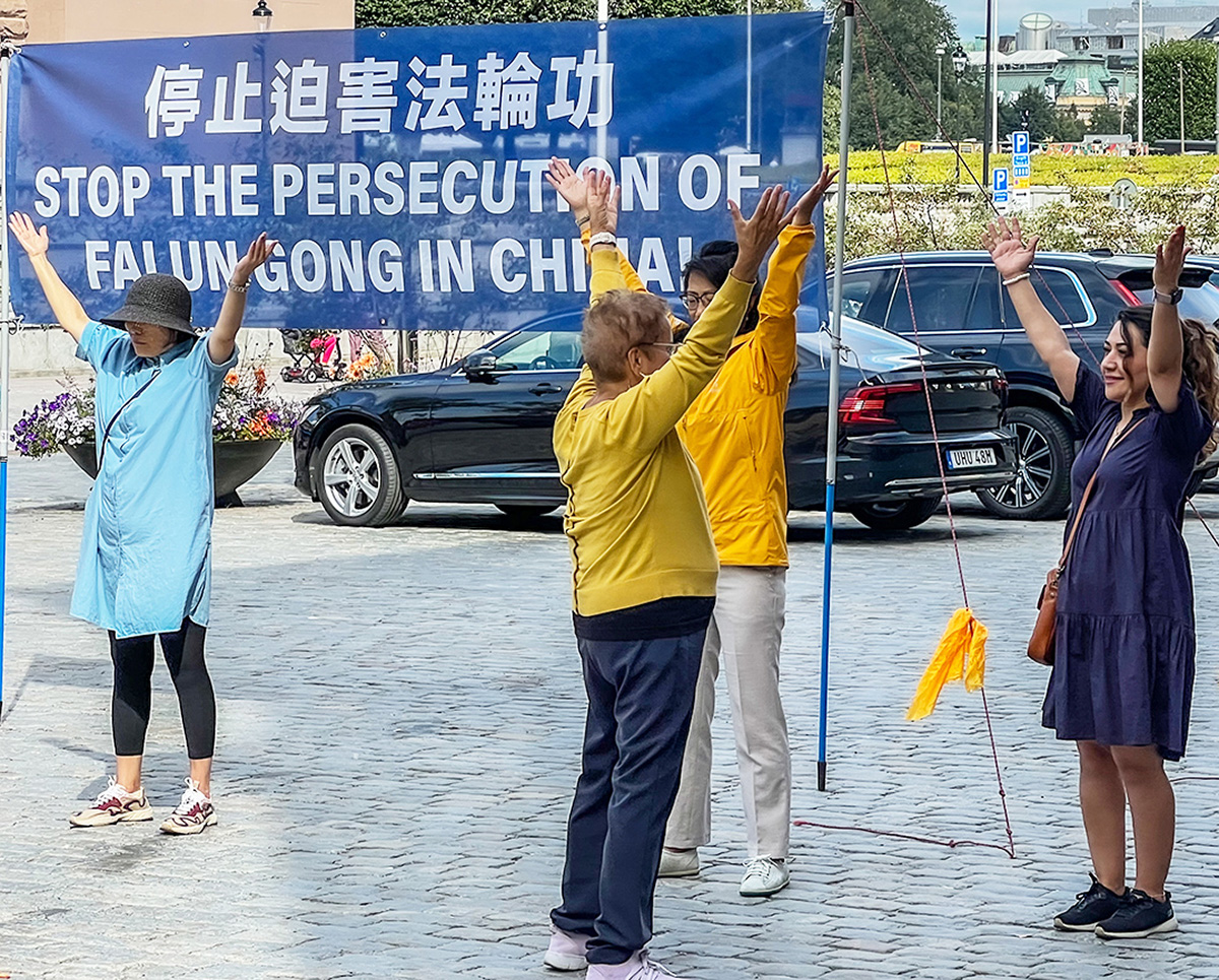 图1~2:二零二三年八月份每个周五和周六的下午,法轮功学员在斯德哥尔摩市中心的钱币广场,向民众分享法轮大法的美好,不少人当场学炼法轮功。