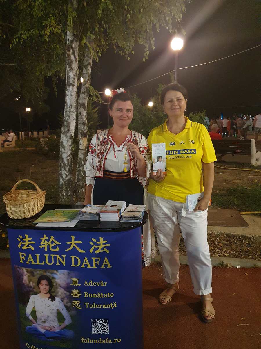 图12:二零二三年八月十一日,特兰西瓦尼亚艺术团的民俗歌手与法轮功学员合影留念。