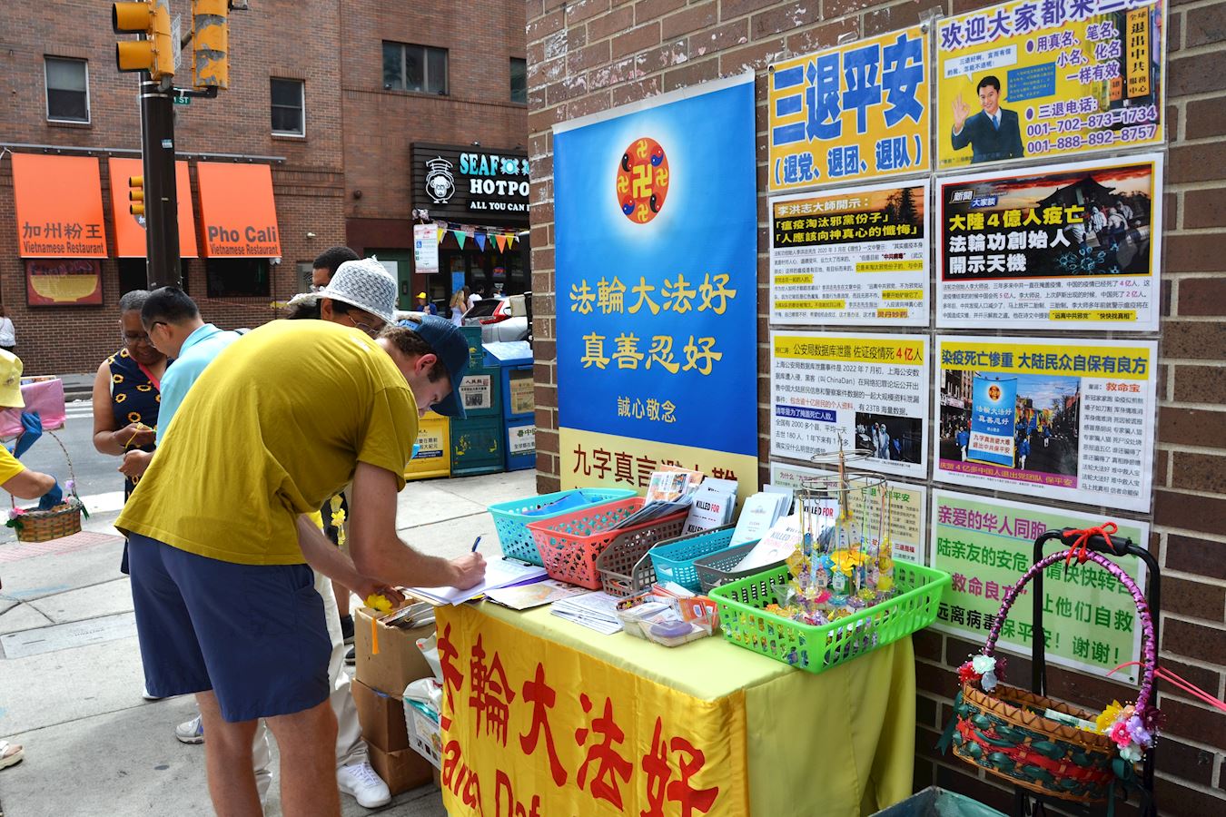 '图9:民众Dan在停止迫害法轮功的请愿书上签名。'
