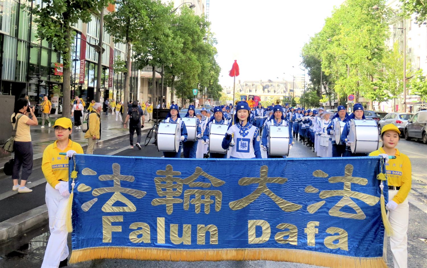 图1:二零二三年八月二十六日下午在法国巴黎,来自欧洲各国上千名法轮功学员举办了当天第二场游行。图为游行队伍穿过华人集中的街道。