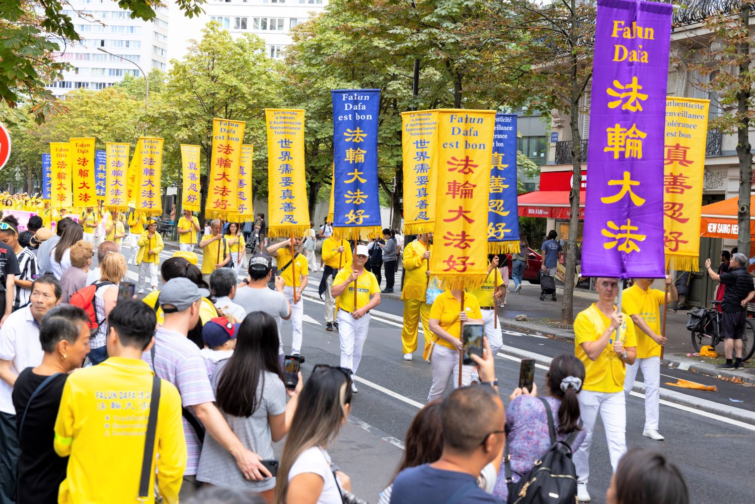 图2:游行队伍从意大利广场出发。