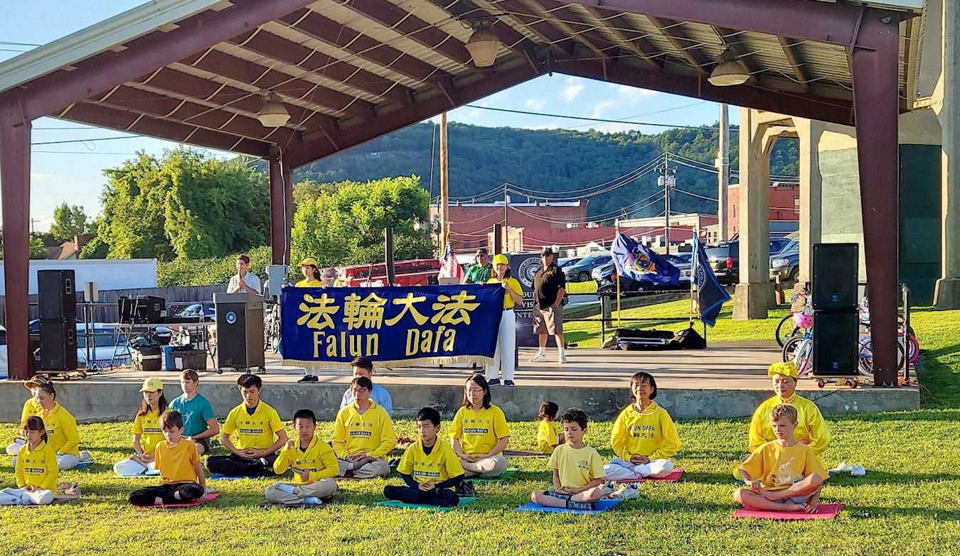 '图1~2:二零二三年八月一日,纽约部份法轮功学员参加 “全美打击犯罪夜”(National Night Out)的活动,向社区居民演示五套功法,传递法轮大法的美好。'