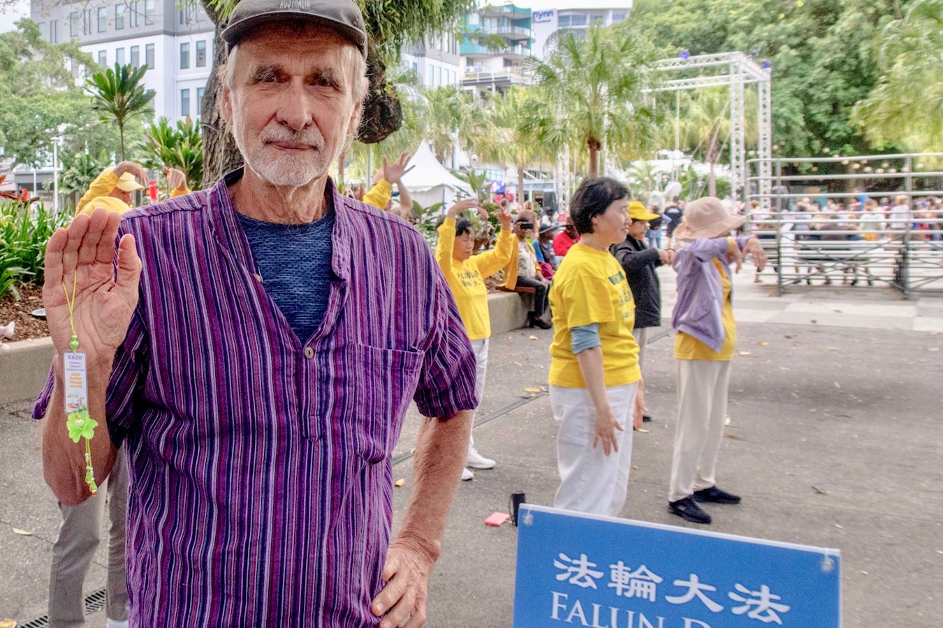 '图9:园艺师威廉(William)说:“中共在残酷迫害法轮功时,又欺骗着世人。”'