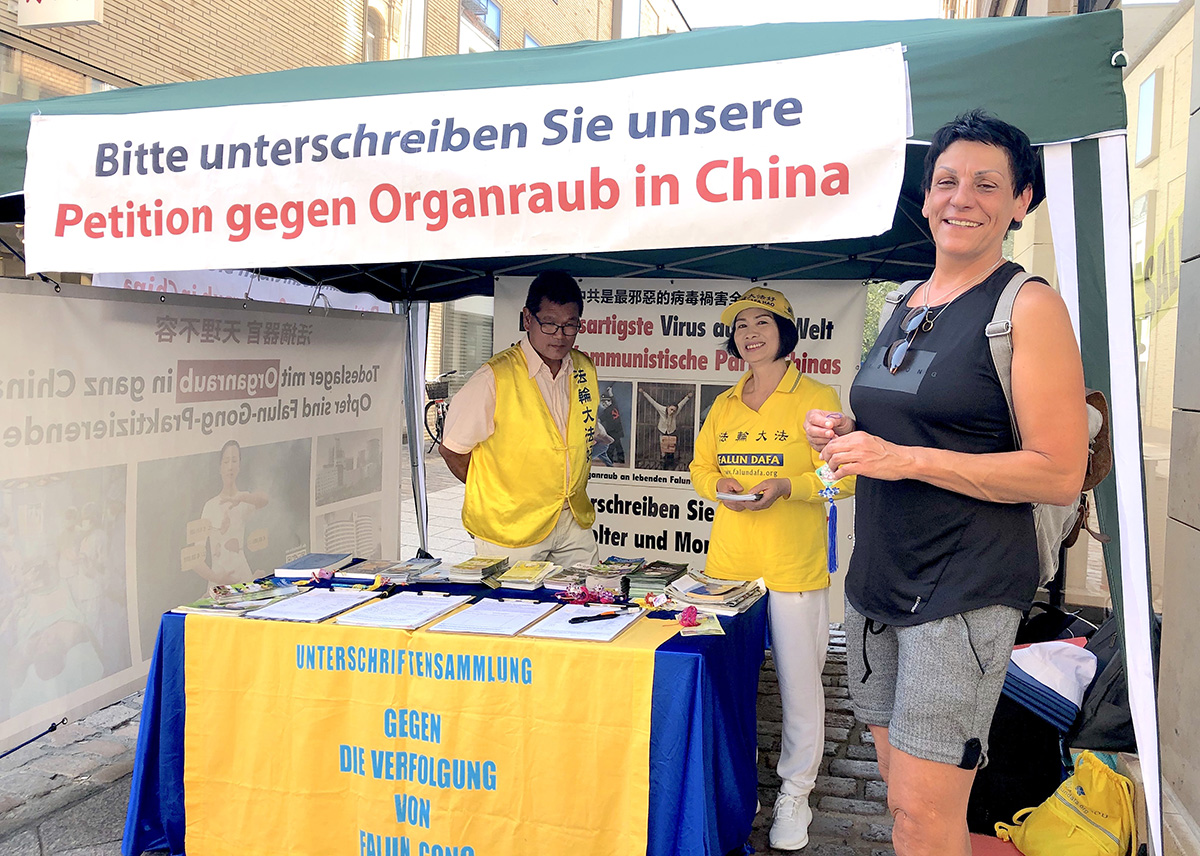 图7:游客西尔克(Silke)签名支持反迫害。